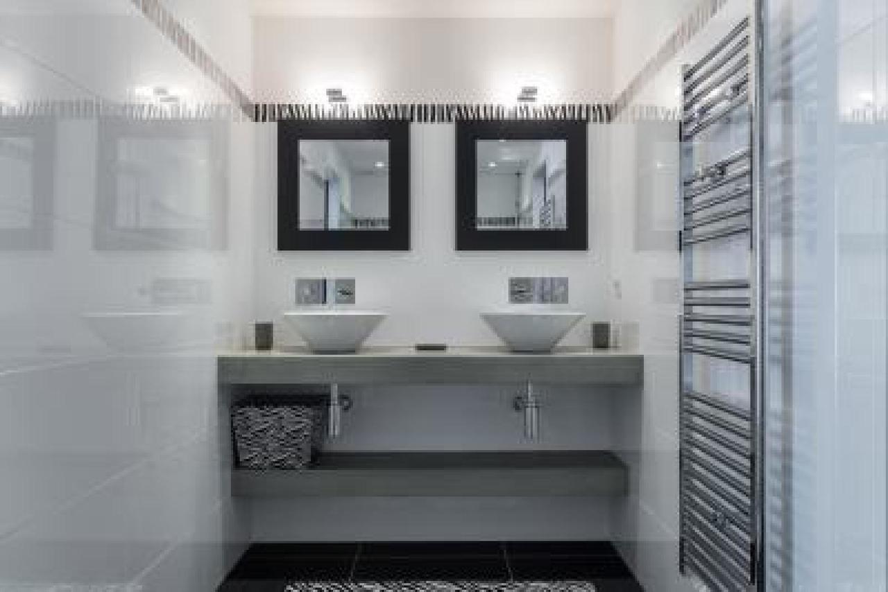 Modern 3 Bed In Very Close To The Center And An Easy Pleasant Walk To The Palais 1745