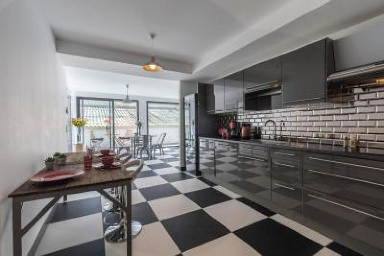 Modern 3 Bed In Very Close To The Center And An Easy Pleasant Walk To The Palais 1745