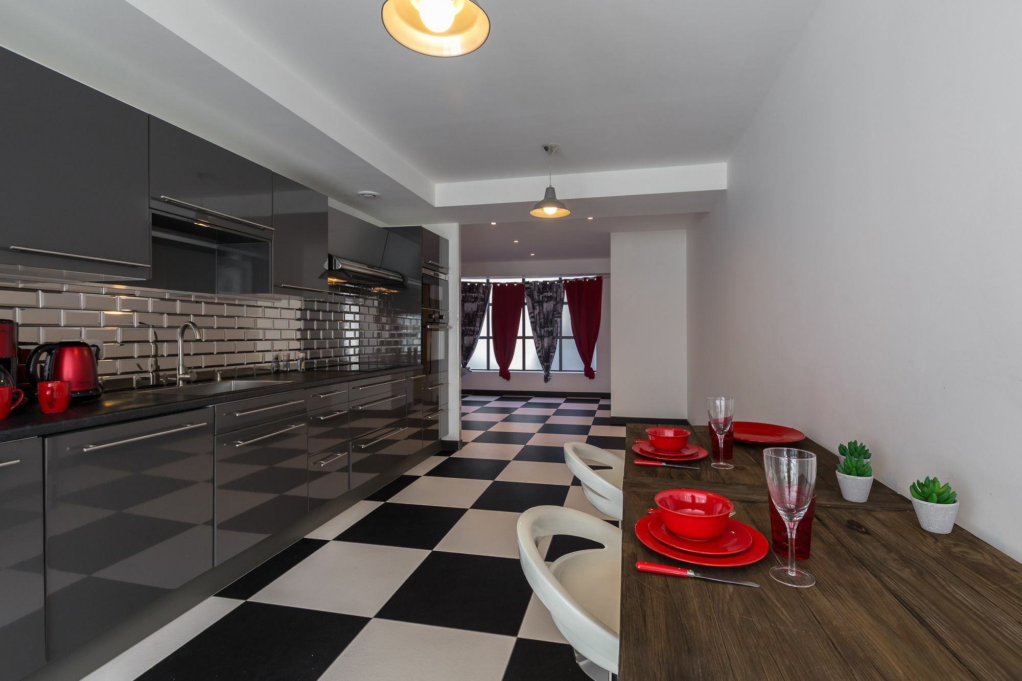 Modern 3 Bed In Very Close To The Center And An Easy Pleasant Walk To The Palais 1745 *